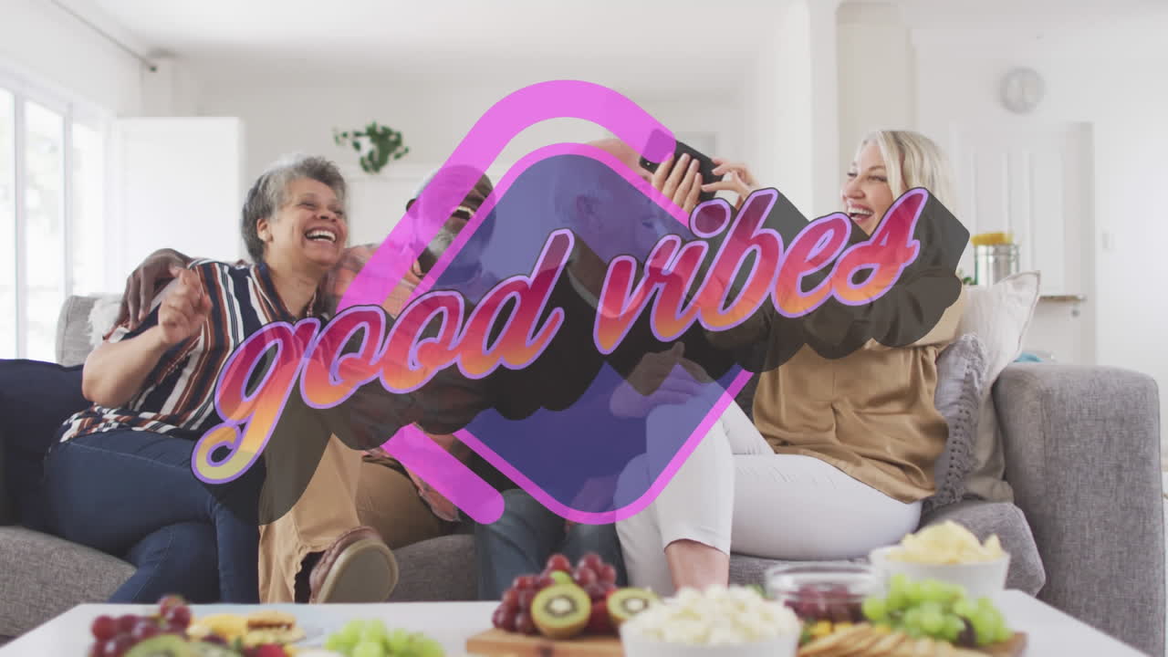 집에서 스마트폰에서 셀카를 찍는 두 명의 고령자 다양한 커플에 대한 좋은 레트로 바이브 문자