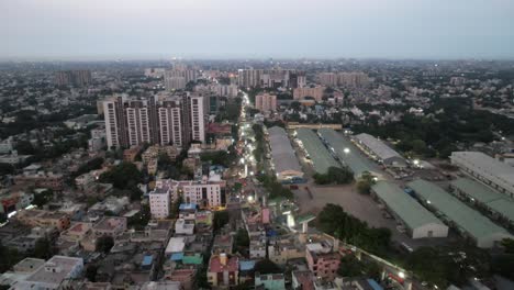 una vista aérea vespertina del concurrido barrio de la ciudad de chennai revela la construcción de trenes de metro y almacenes de la ciudad