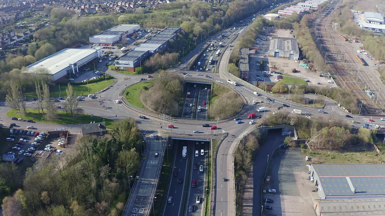 аэрофотосъемка большого участка пригородной автомагистрали, шоссе, во время загруженности, движение, час пик