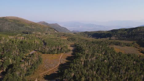 Drone-reveals-the-wide-angle-horizon-of-Guardsman-Pass,-Utah