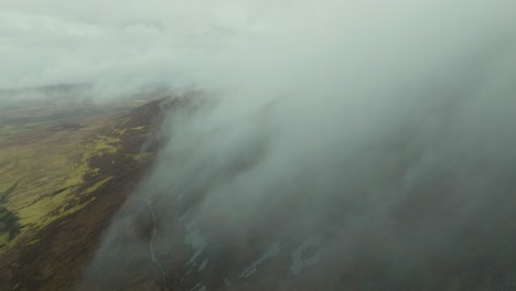 Drone-Volando-Hacia-Las-Nubes-Colgantes-Bajas-Sobre-Los-Acantilados-En-La-Isla-Achill
