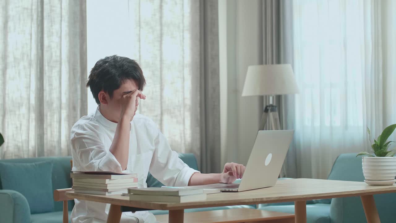 집에서 공부하는 피곤한 학생