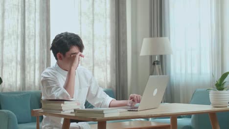 집에서 공부하는 피곤한 학생