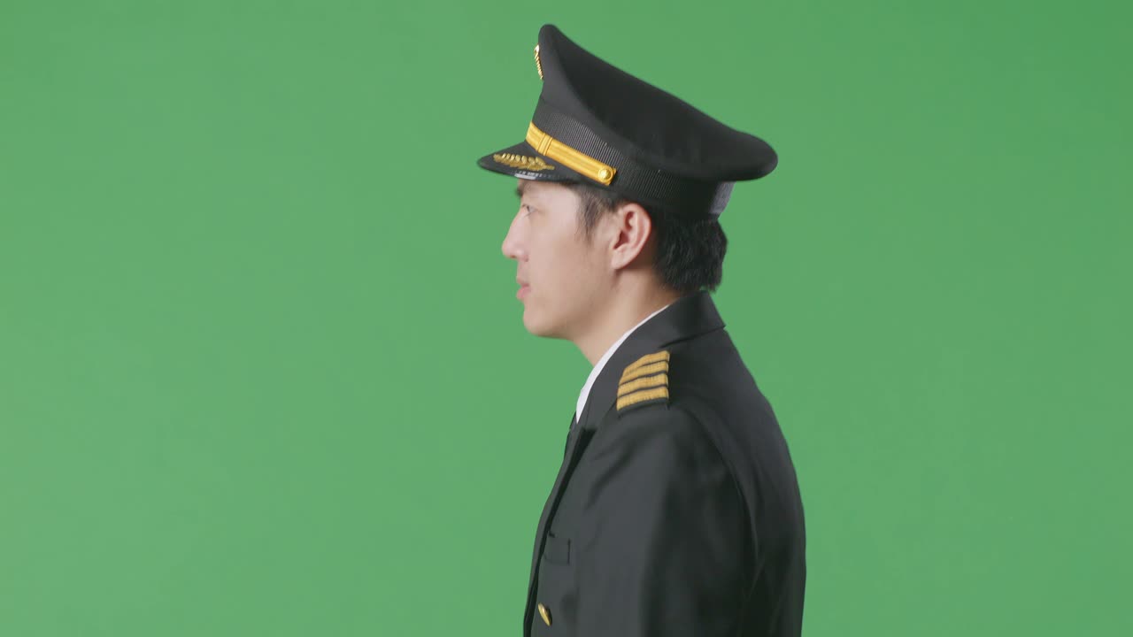 Pilota in uniforme su schermo verde