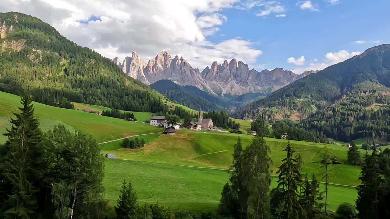 Santa Maddalena landsbyen og Odle bjergmassivet i Dolomitterne, Italien