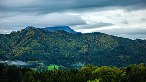 Timelapse-De-Nubes,-Niebla-Y-Ladera-Brumosa-En-Attersee,-Austria