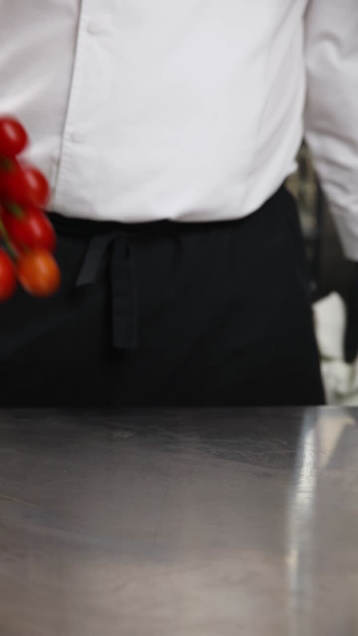 cuoco che prepara i pomodori ciliegino