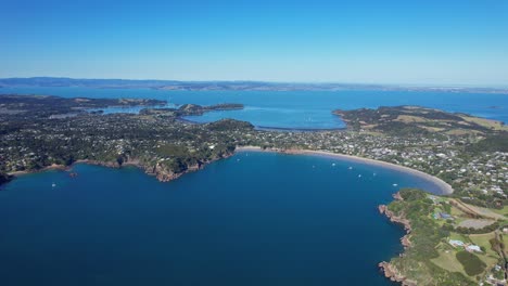 Vista-Panorámica-De-La-Gran-Playa-De-Oneroa-En-La-Isla-Waiheke,-Auckland,-Nueva-Zelanda---Disparo-De-Drone