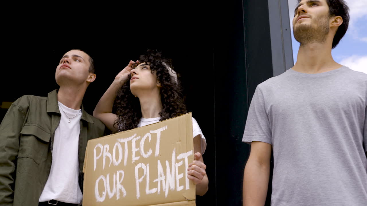 올려다보는 친구들