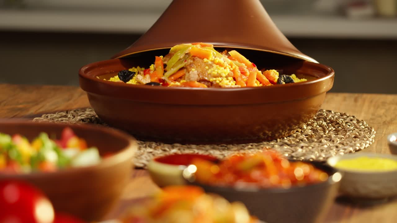 cocina marroquí. tajine, plato tradicional hecho de cordero y berenjena, ensalada de verduras. cultura de oriente medio. couscous con carne de carnero de cerca, arroz delicioso. comida casera.