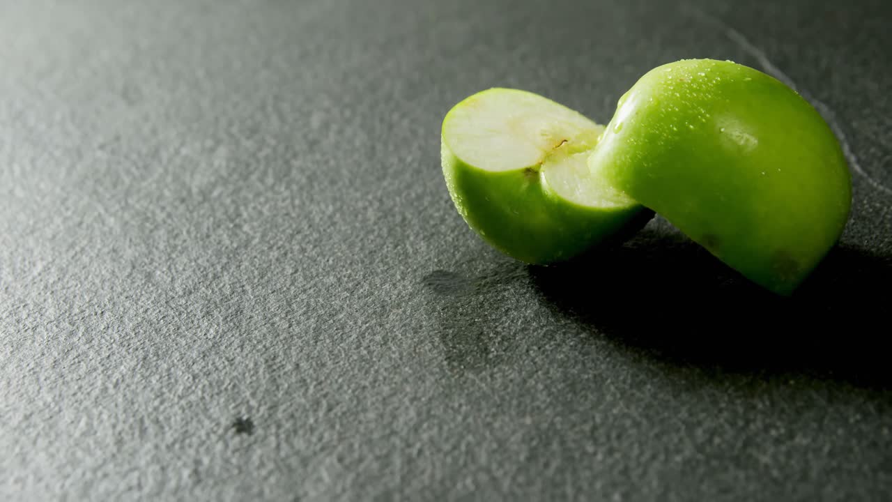 manzana verde dividida por la mitad sobre un fondo de hormigón 4k 4k