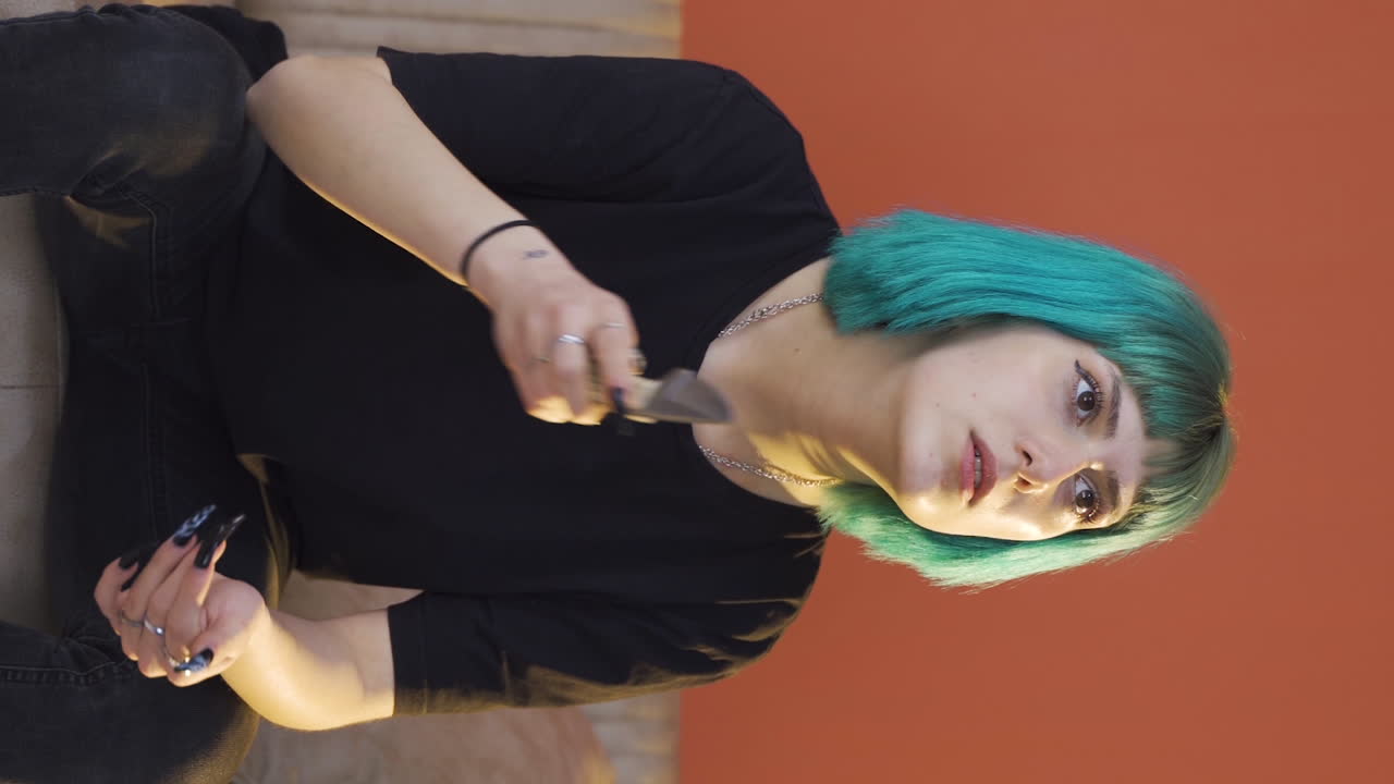 el video vertical de la joven que busca venganza es ambicioso.