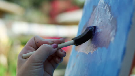 Video-En-Cámara-Lenta-De-Una-Artista-Pintando-Con-Un-Cepillo-De-Esponja