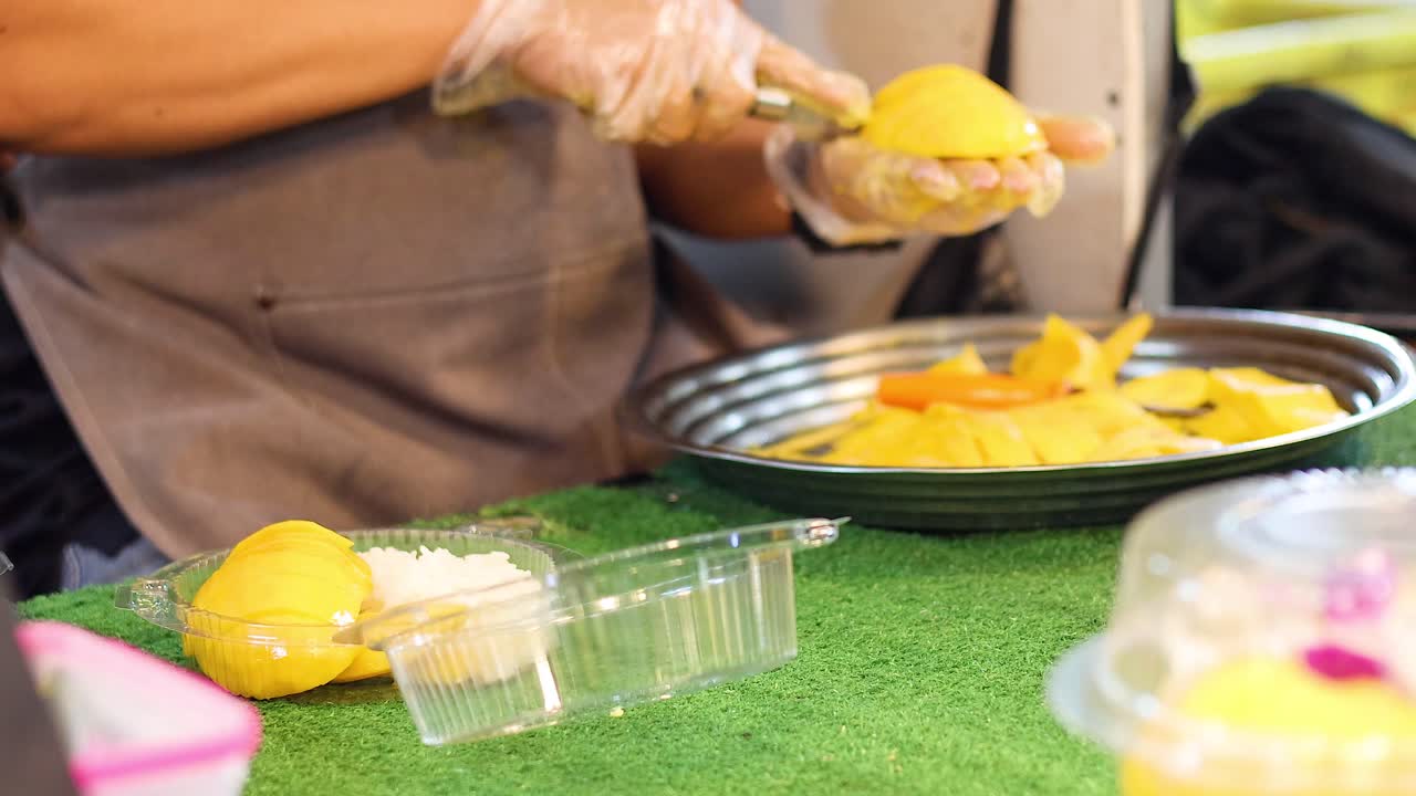 활기찬 시장 에서 망고 를 잘라내는 판매자