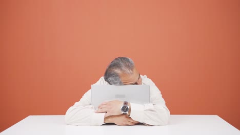 노트북을 기 ⁇ 게 안아주는 남자.