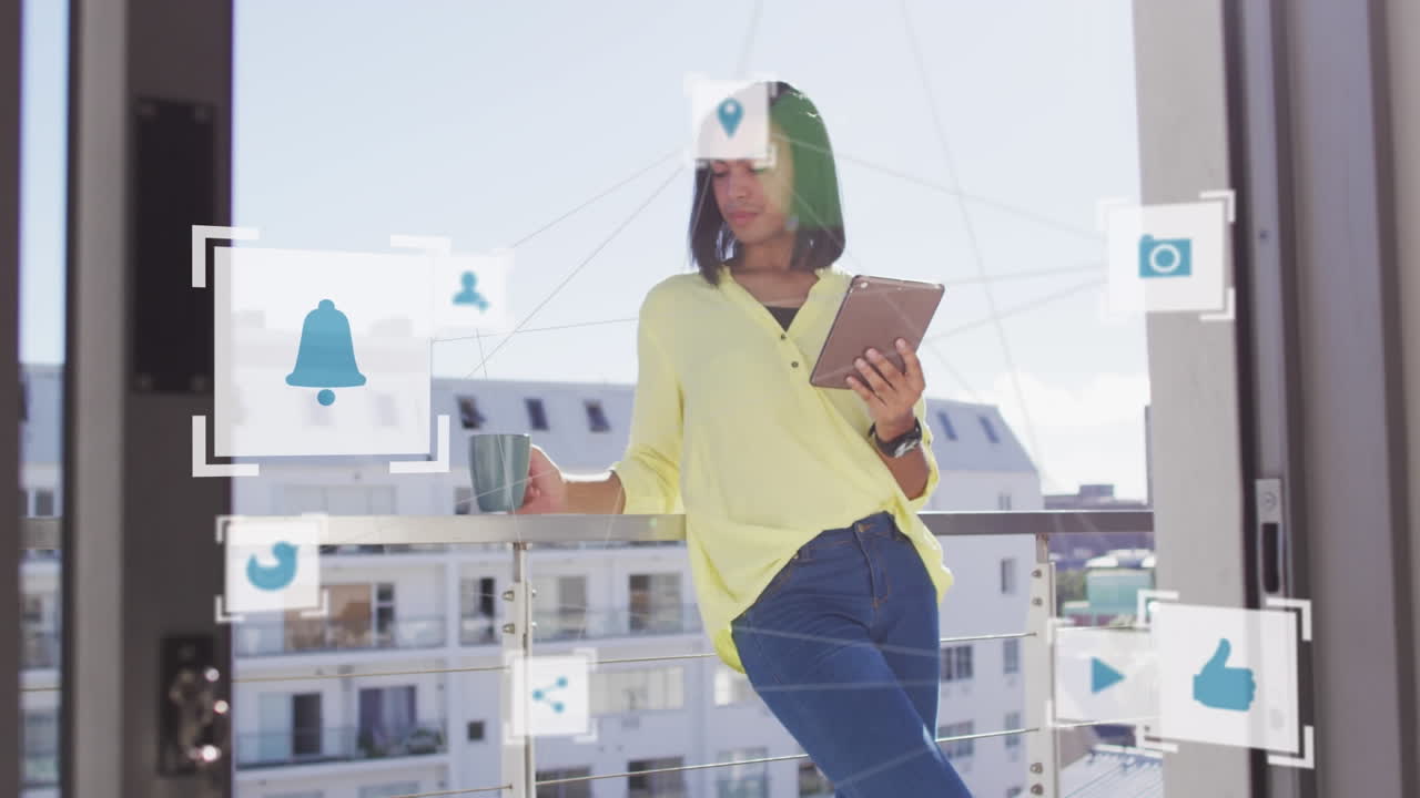 animación de iconos de las redes sociales sobre una mujer biracial usando una tableta