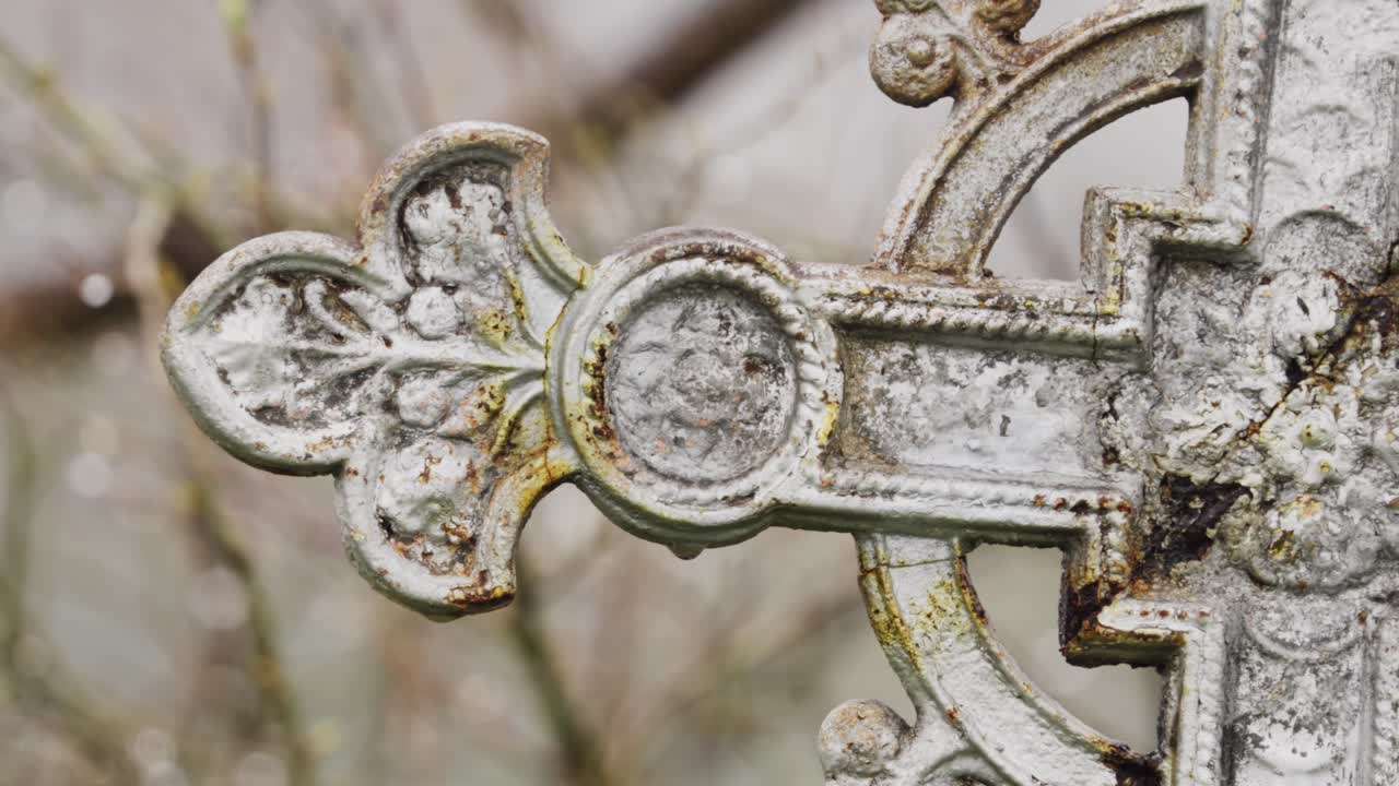 detalle de los adornos de la antigua cruz de hierro forjado
