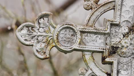 detail der ornamente auf dem alten schmiedeeisenkreuz