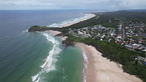 Norries-Headland-And-Cove-En-Cabarita,-Nueva-Gales-Del-Sur,-Australia---Toma-Aérea-Con-Drones