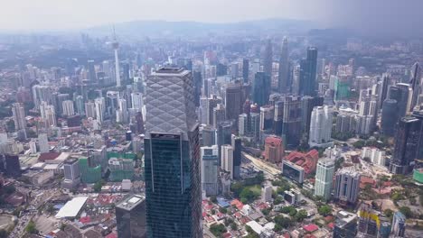 tomas de drones del horizonte de kuala lumpur con rascacielos, malasia, uhd