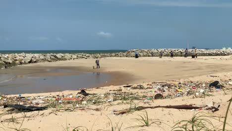 playa contaminada en rayong con mucha basura tirada por el océano, tailandia