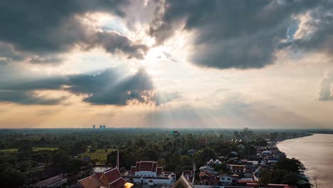 Ein-Zeitraffer-Der-Sonnenstrahlen,-Der-Wolken-Und-Des-Flusslebens-über-Dem-Chaopraya-Fluss-Und-Der-Insel-Koh-Kret-Außerhalb-Von-Bangkok,-Thailand