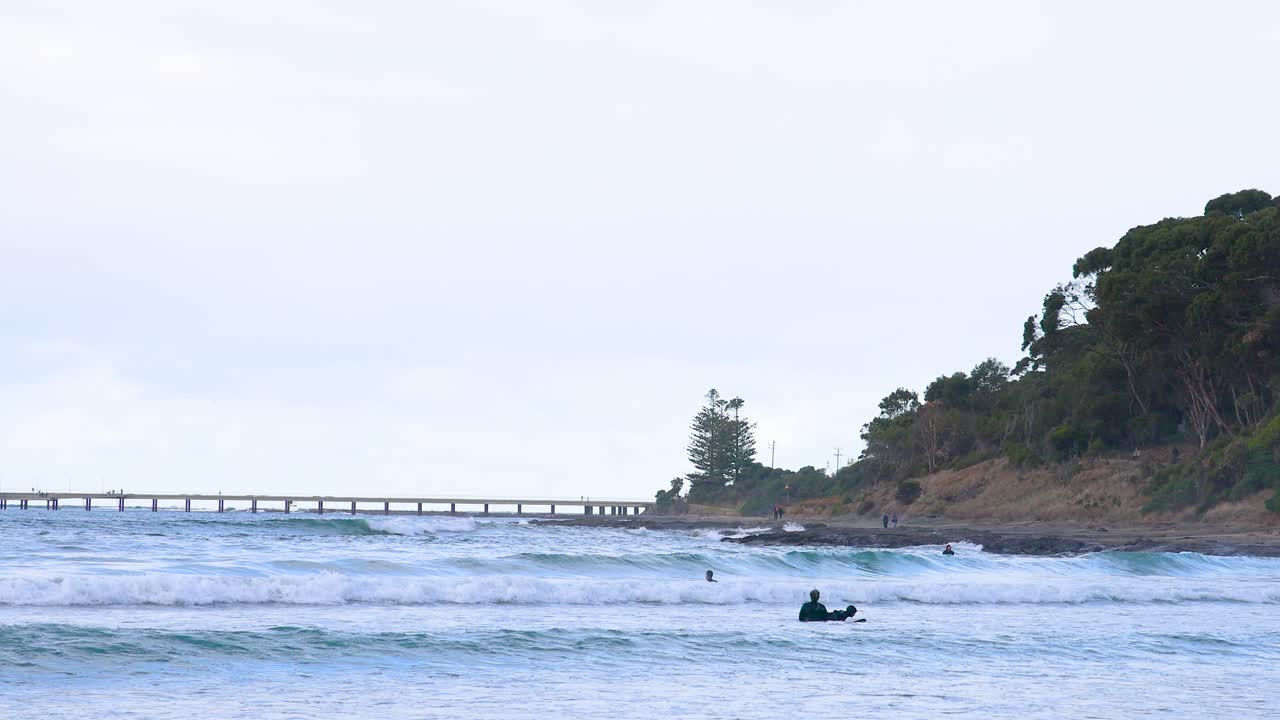 surfistas montando olas cerca de melbourne, australia