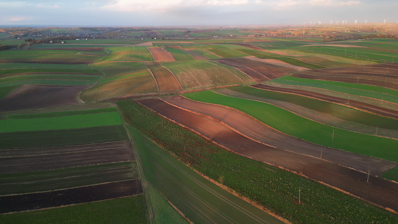 imágenes de drones sobre un pueblo polaco al atardecer, volando sobre campos en otoño, capturando la belleza serena de la polonia rural