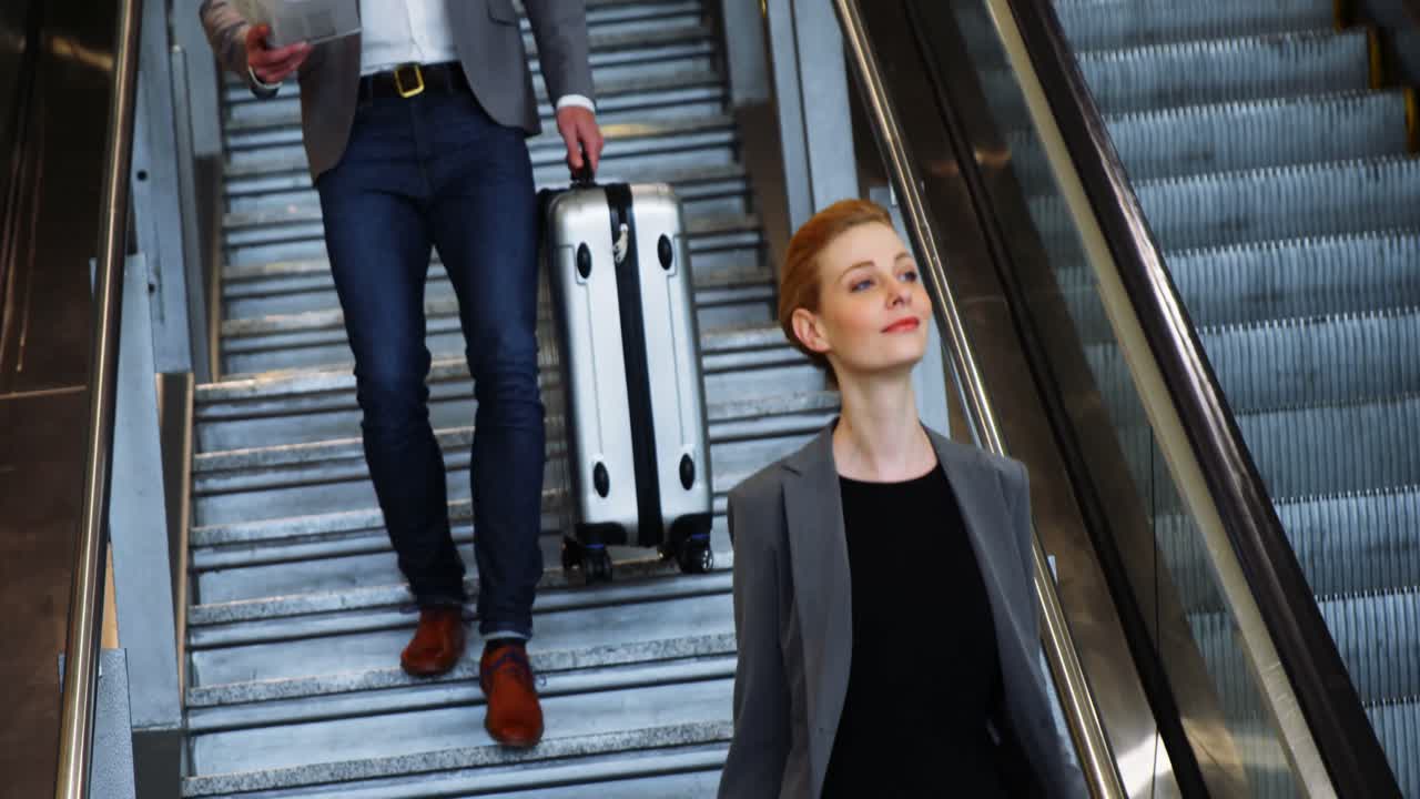 personas de negocios caminando por las escaleras