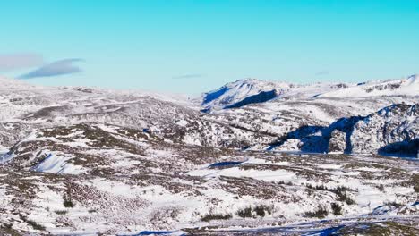 Vista-Of-Foreted-Mountains-In-Snowscape-Near-Bessaker,-Norway