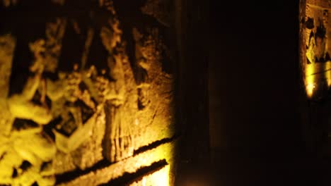 tallas iluminadas en las paredes de las antiguas cuevas
