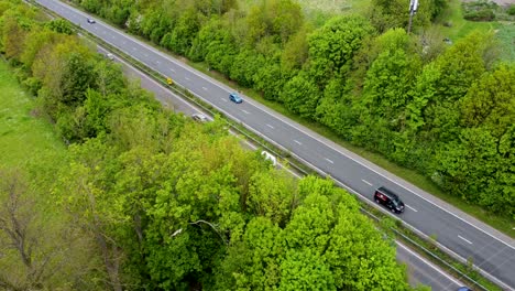 Statische-Drohnenaufnahme-Aus-Der-Luft-Von-Fahrzeugen,-Die-Entlang-Der-A2-In-Richtung-Canterbury-Und-Dover-Fahren