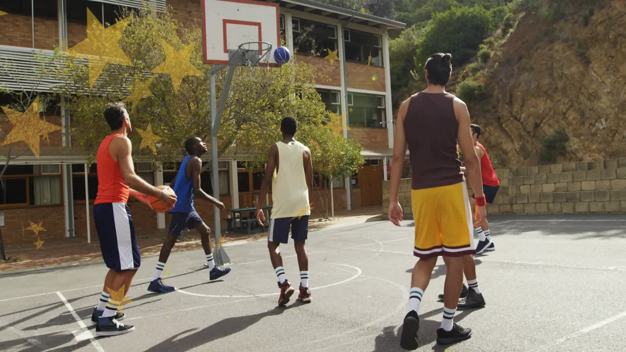 Seis homens jogando basquete com um arremessador de aro, arremessando uma bola laranja, pegando o rebote, marcando pontos, com estrelas amarelas aparecendo