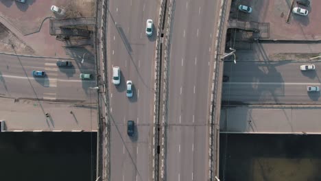 vista aérea de una intersección de carretera de la ciudad con un puente