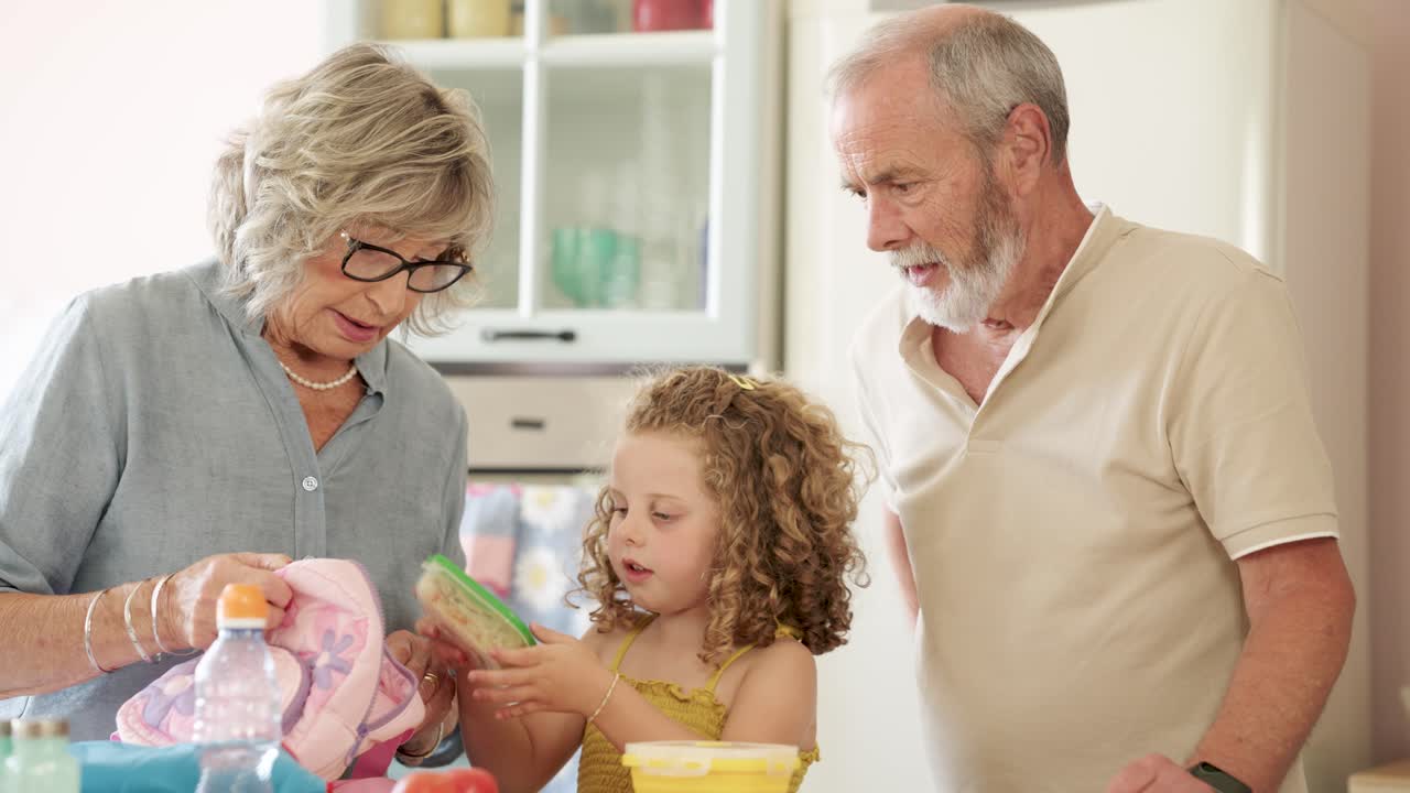 Nonni che preparano il pranzo al sacco con la nipote