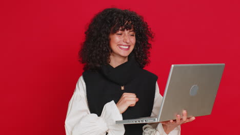 Emocionada-Y-Feliz-Joven-Trabajando-En-Una-Computadora-Portátil-Ganando-Un-Juego-De-Lotería-En-Línea-Celebrando-La-Victoria-Del-éxito