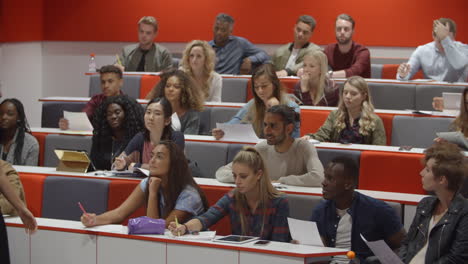 Lehrerin-Und-Studierende-Im-Hörsaal-Der-Universität