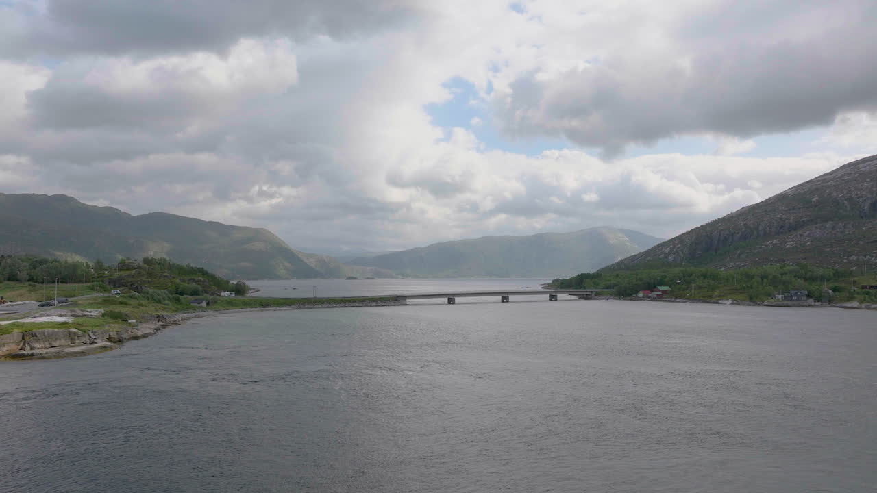 노르웨이의 흐린 하늘이 있는 노르웨이 산과 피요르드 - 공중 드론 샷