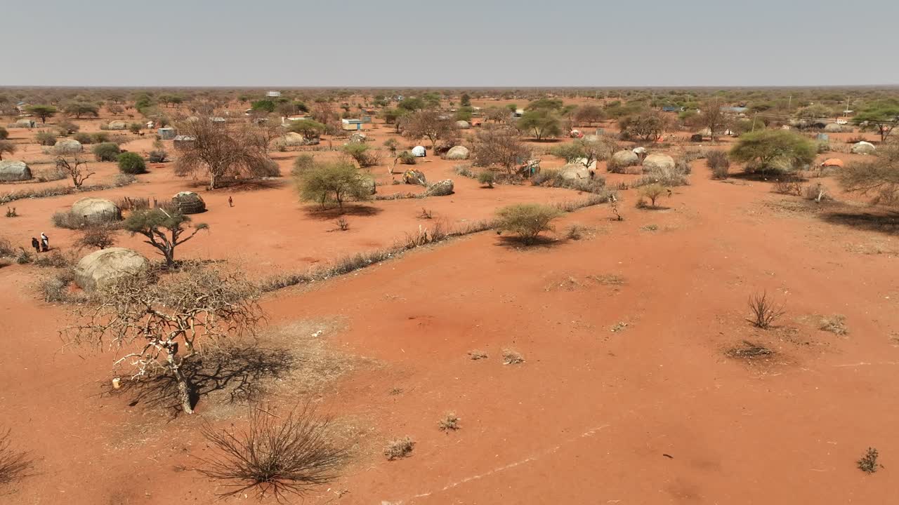 Una ripresa da drone di terre aride a Wajir, Kenya, che mostra insediamenti tradizionali somali.