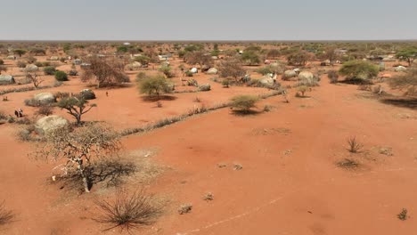 Eine-Drohnenaufnahme-Von-Trockengebieten-In-Wajir,-Kenia,-Zeigt-Traditionelle-Somalische-Gehöfte