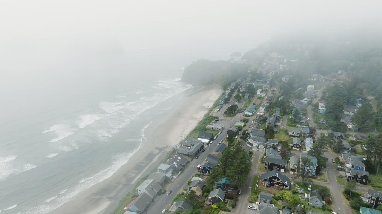 험준한 절벽과 부서지는 파도가 있는 오레곤 해안의 공중 전망