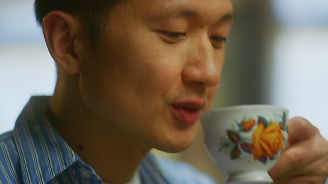 차를 마시면서 얘기하는 남자