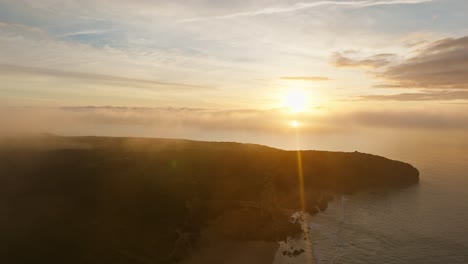 Drohne-Fliegt-Bei-Sonnenuntergang-Durch-Atmosphärischen-Nebel