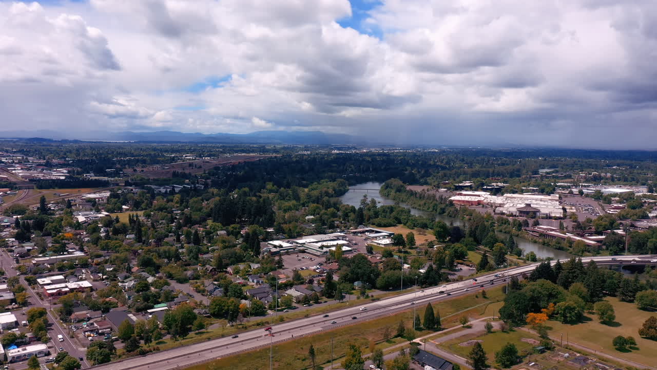 volando sobre la hermosa y tranquila ciudad de eugene en oregon en un día nublado de verano
