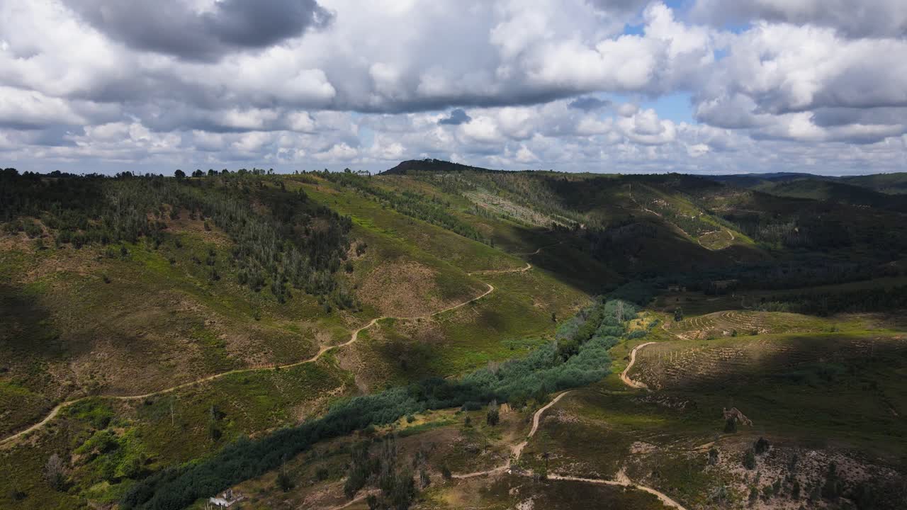 vista aérea avanzando a través de increíbles montañas durante un día nublado y dramático