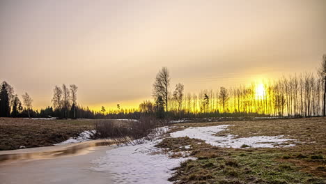 sol desapareciendo detrás de las nubes después del amanecer en invierno