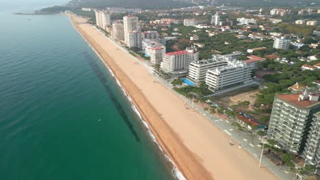 Playa-De-Aro-An-Der-Costa-Brava-In-Girona-Beeindruckende-Panoramische-Luftaufnahmen-Der-Ersten-Meereslinie