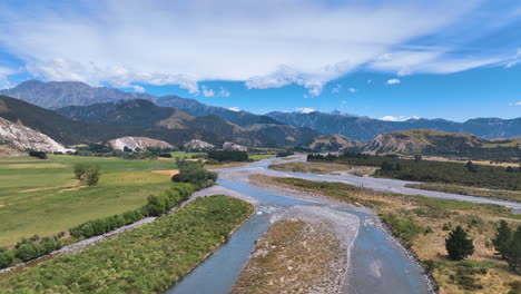 vuela sobre los canales del río buller acercándose al vasto paisaje de la garganta de buller inferior de nueva zelanda hacia las estribaciones y las montañas altísimas de la costa oeste de aute n'daro.