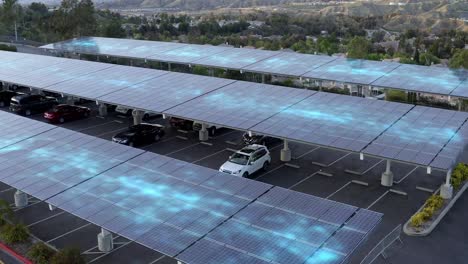 Energía-Solar-Almacenada-Cargando-Coches-Eléctricos-En-Un-Refugio-Fotovoltaico-Futurista---Representación-Cgi