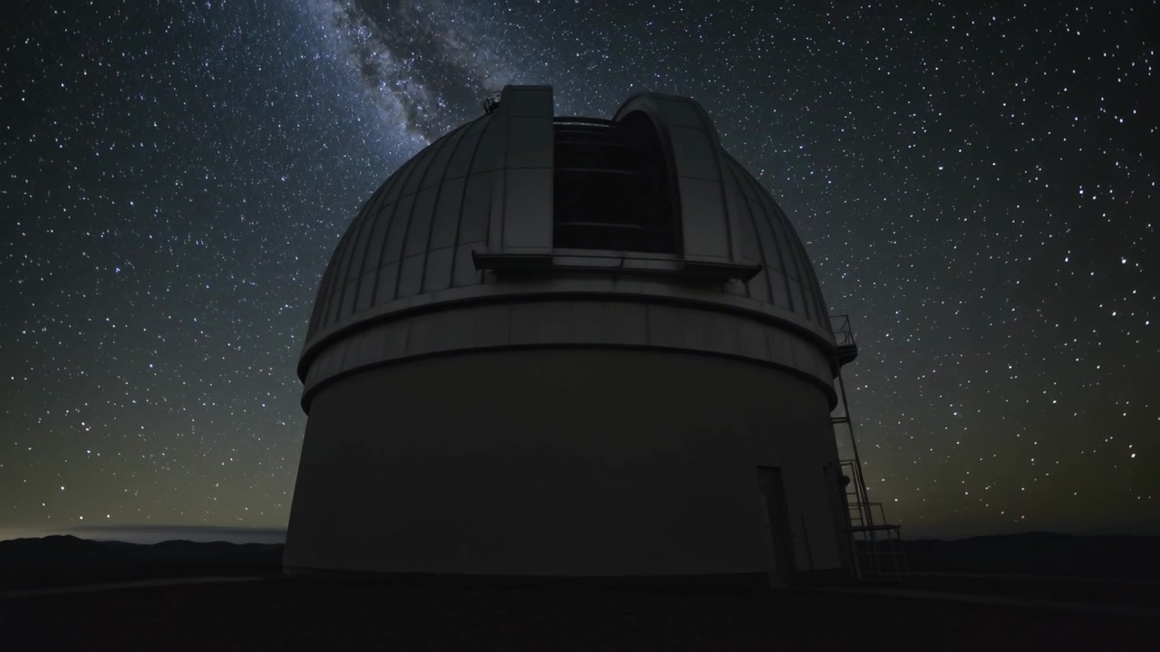 Motor arrancando, cúpula deslizándose para abrir una rendija en la cima de la montaña, exponiendo una abertura para observación con escalera.